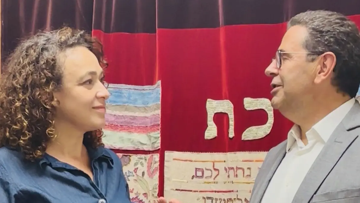 Delphine Horvilleur en conversation devant la parokhet de la synagogue, visuel accompagnant sa lettre à la communauté de JEM.